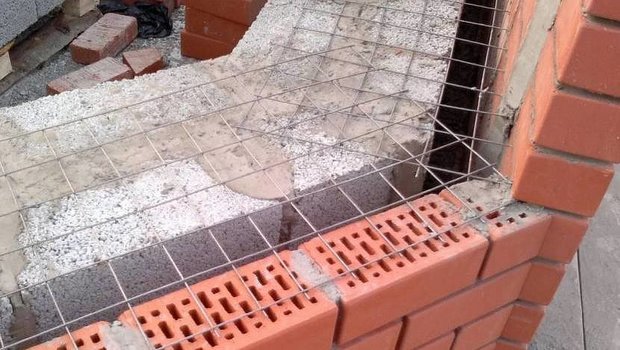 Как строить стену из кирпича