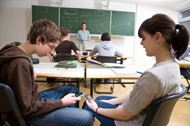 Учителям сложно конкурировать с соцсетями и играми»: место ли телефону в школе?