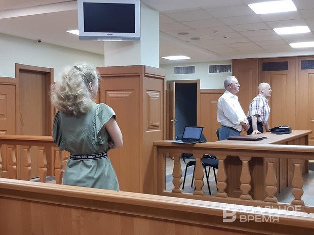 Обвинила и ушла. Женщина на суде подсудимая фото с суда блондинка.