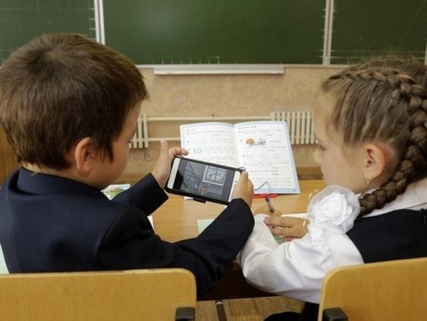 Учителям сложно конкурировать с соцсетями и играми»: место ли телефону в школе?