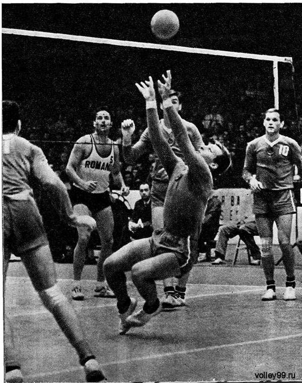 Первые международные соревнования по волейболу год. Волейбол 1925. Волейбол 1897. Мужская сборная 1949 СССР по волейболу. Волейбол 1957.