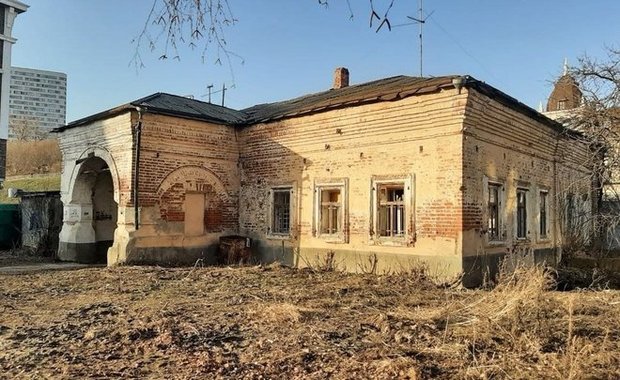 Среди крыши домов пустых улиц