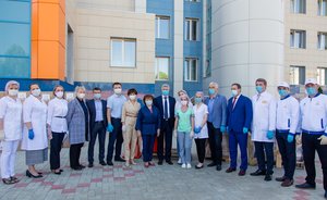 Ценный подарок: НКНХ вручил врачам утилизатор опасных медицинских отходов и целый спектр защитных средств