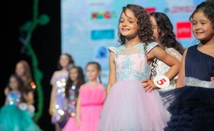 Обаяние и артистичность: 30 юных красавиц на конкурсной сцене