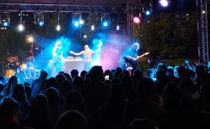 Островок на площади «Азатлык»