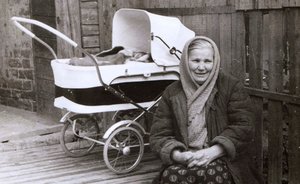 Фотомарафон «100-летие ТАССР»: на крыльце дома №6 по улице Дегтярной, 1973 год