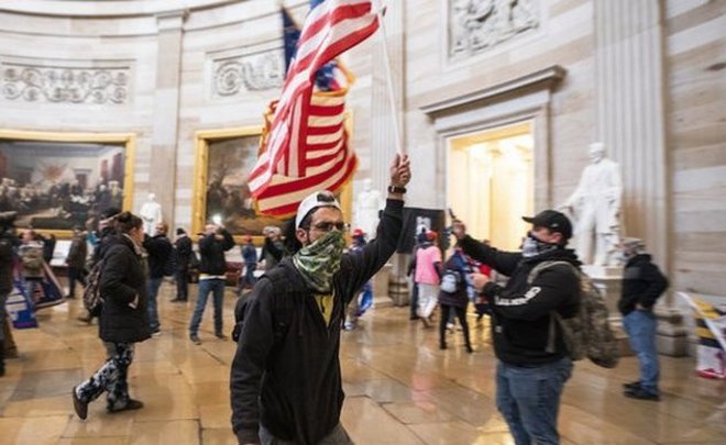 Видео недели: «бунт» в Вашингтоне, юная пауэрлифтерша и КАМАЗы на «Дакаре»