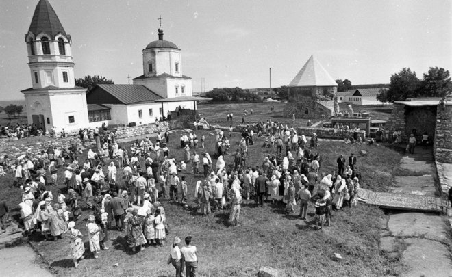 День в истории: первый Всемирный конгресс татар, полет Чкалова и отмена рабства в США