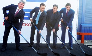 Легенда хоккейного «Ак Барса» вооружит КХЛ татарскими клюшками «С-400» и «АК-47»