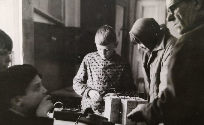Фотомарафон «100-летие ТАССР»: школьники из радиокружка в средней школе Рыбной Слободы, 1967 год