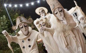 Новогодний «Декаданс»: уличный театр из Санкт-Петербурга выступает в парках Казани