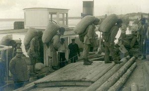 Фотомарафон «100-летие ТАССР»: разгрузка зерна, присланного в Казань для помощи голодающим, 1922 год