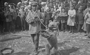 Фотомарафон «100-летие ТАССР»: мальчик с медвежонком на улицах Казани, 1926 год
