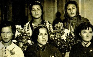 Фотомарафон «100-летие ТАССР»: первая летчица-татарка Сания Яруллина (в центре) с подругами, 1930-е годы