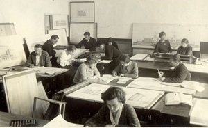 Фотомарафон «100-летие ТАССР»: занятие по архитектуре в КИИКСе, 1935 год