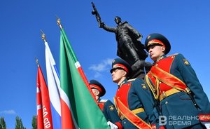 Дань уважения героям: возложение цветов к Вечному огню