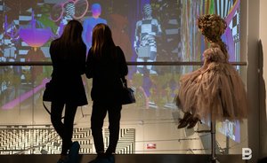 Куклы и интеллектуальные картины: в Казани открылась выставка династии Худяковых