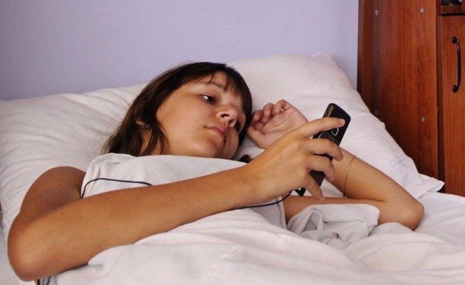 В постели со смартфоном: «Знаю, что надо себя ограничить, но ничего не могу поделать»