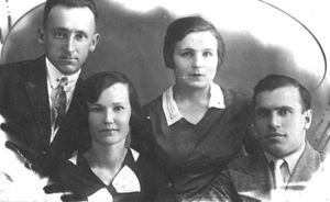 Фотомарафон «100-летие ТАССР»: Абдулла Алиш с женой и друзьями, 1936 год