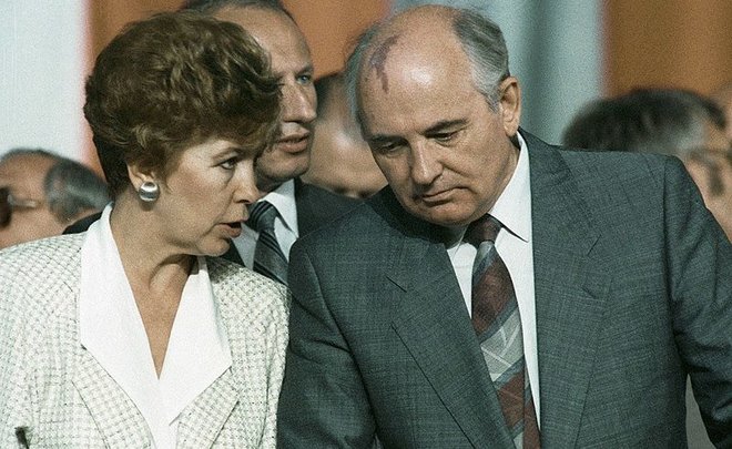 День в истории: Горбачеву — полномочия, мужчинам — бритвы