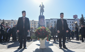 Цветы к памятнику «солнцу татарской поэзии». В Казани отмечают 131 год со дня рождения Габдуллы Тукая