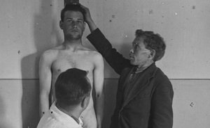 Фотомарафон «100-летие ТАССР»: медицинское освидетельствование призывника, 1926 год