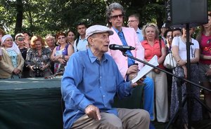 День в истории: Евтушенко в Казани, пакет Яровой и первый дорожный чек