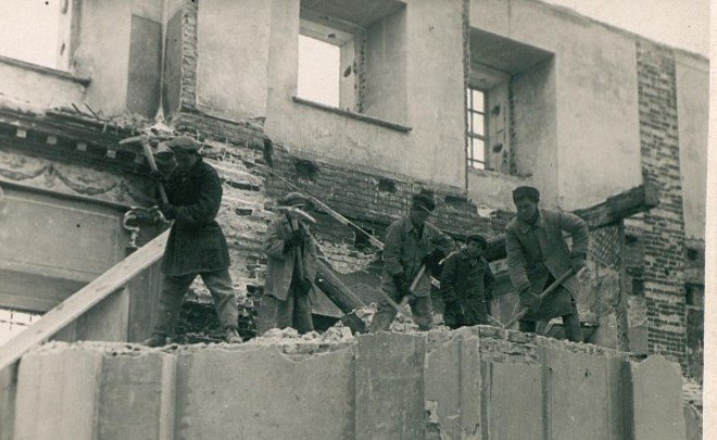 Фотомарафон «100-летие ТАССР»: ударная бригада на строительстве фабрики кинопленки, 1930-е годы