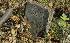 Грузовики и тракторы на древнем мусульманском кладбище Биш-Балта — реконструкция или вандализм?