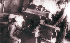 Фотомарафон «100-летие ТАССР»: сборка поперечно-строгального станка на заводе «Красный путь», 1934 год