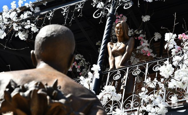 «Это место свиданий и первых поцелуев» — в Казани появилась скульптура, посвященная любви