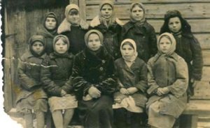 Фотомарафон «100-летие ТАССР»: ученицы 4 класса Чебаксинской начальной школы, 1944 год