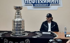 «Хотел бы поиграть за «Нефтехимик», когда придет время» — Михаил Сергачев привез Кубок Стэнли в Нижнекамск