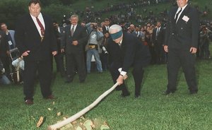 День в истории: Ельцин бьет горшки, космонавты не могут обыграть землян