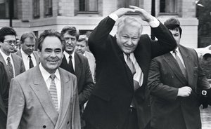 День в истории: Борис Ельцин в Казани, крупный пожар в Москве и космическая шахматная партия