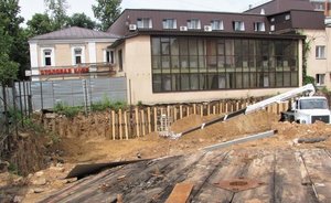 Застройщик участка скандально снесенного ДК медработников выиграл суд с соседом