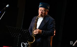 Игорь Бутман оценил тюбетейку-подарок: «Хорошая шапка, теплая»