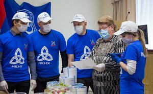 Своевременная поддержка: «Нижнекамскнефтехим» вручил планшеты многодетным семьям