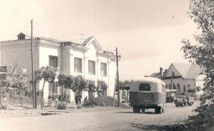 Фотомарафон «100-летие ТАССР»: здание магазина «Детский мир» в Кукморе, 1950-е годы