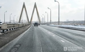 Видеоопрос: «Почему в Казани каждую весну вместе со снегом «тают» и дороги?»