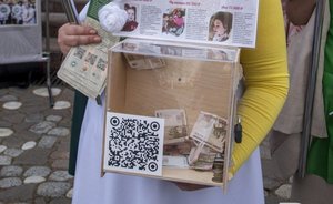 Видеоопрос: «Жертвуете ли вы деньги на благотворительность?»