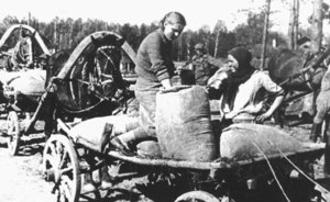 День в истории: Россия перешла на летнее время, а колхозники — на деньги