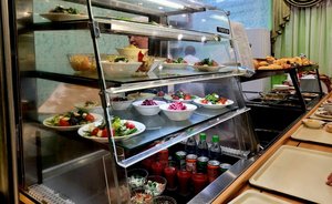 Безлюдные залы и персонал с рациями: обзор министерских столовых Казани