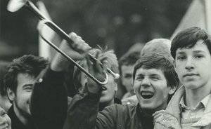 Советский Первомай: писательская колонна, «холодный чай», фейерверк из покрышек...