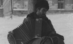 Фотомарафон «100-летие Татарстана»: слепой музыкант на улице в Казани, 1927 год