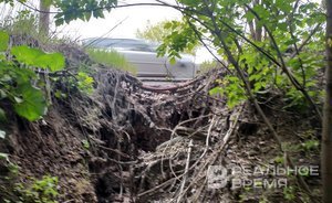 Единственную дорогу на Дербышки может смыть дождем — вместе с машинами и автобусами