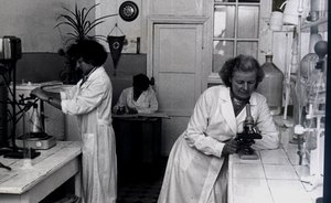 Фотомарафон «100-летие ТАССР»: в производственной лаборатории Мамадышского спиртзавода, 1970-е годы