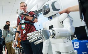 Роботы Рафаэля Хакимова: андроид-первоклашка, беспилотник и «параситы» на меджлисах