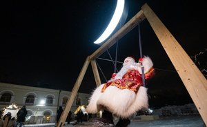 Как Дед Мороз на качелях на Луну летал