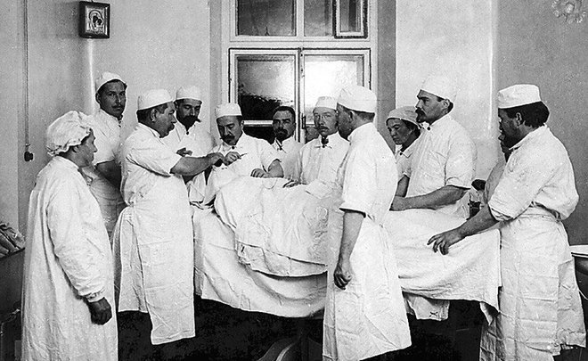 Фотомарафон «100-летие ТАССР»: Александр Вишневский в операционном зале. 1920-е годы
